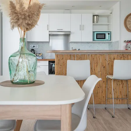 Les Pieds Dans L'eau Yourhosthelper Apartment *