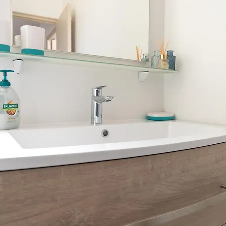 Les Pieds Dans L'eau Yourhosthelper