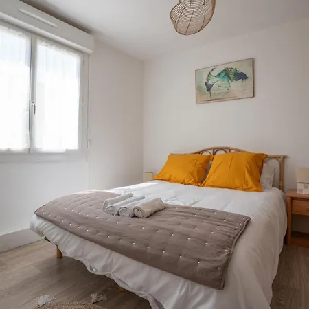 Les Pieds Dans L'eau Yourhosthelper *