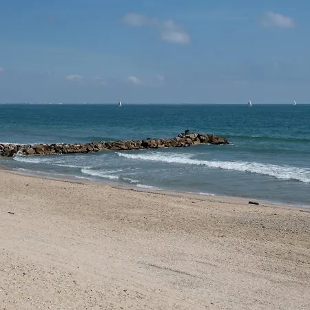 Les Pieds Dans L'eau Yourhosthelper *